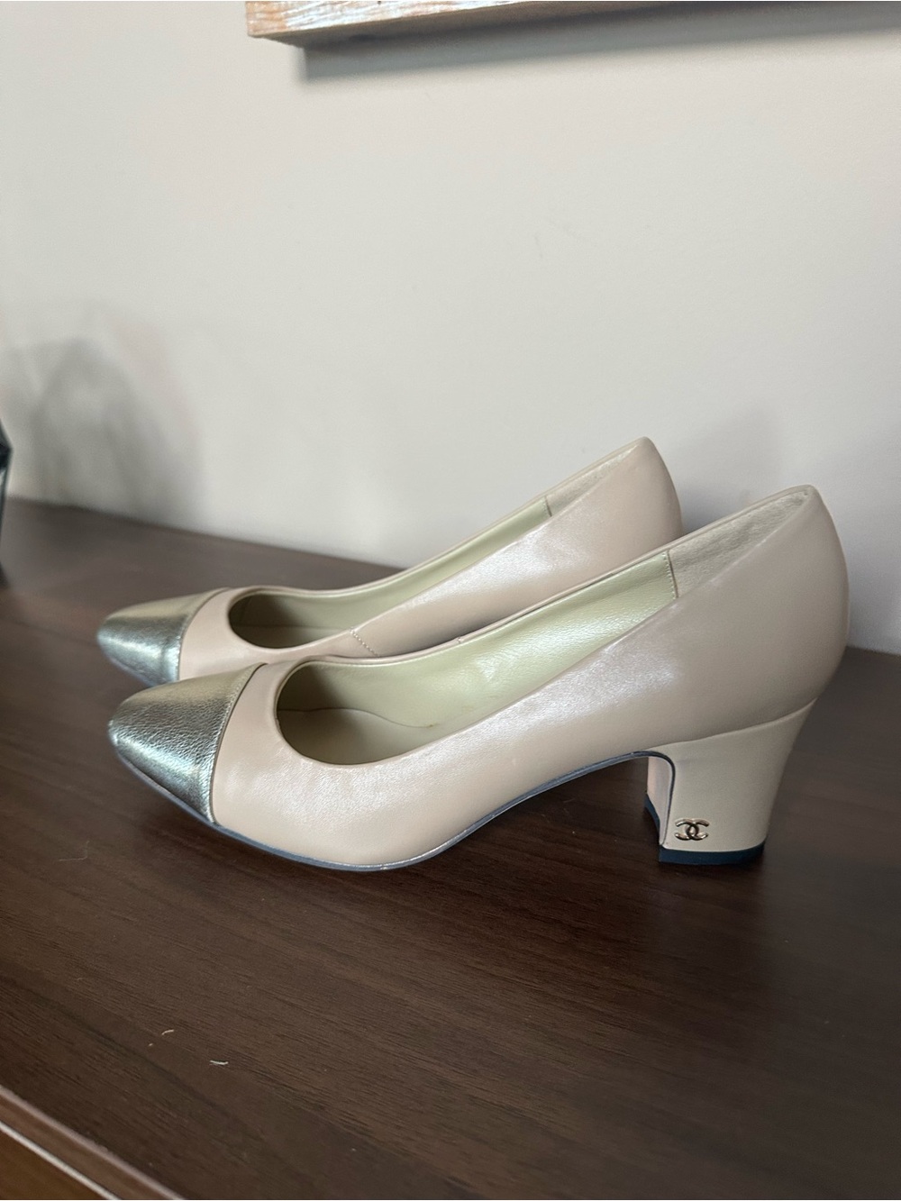 Fashion Two-Tone Cap-Toe Leather Pumps in Beige and Gold size 39 (7.5/8)